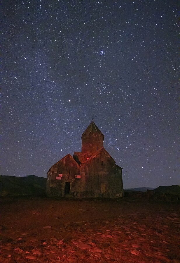 Թանահատի վանքը և գիշերային երկինքը